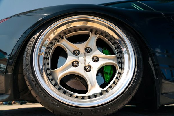 Comment la météo influence-t-elle la maîtrise de la moto : Un guide essentiel pour les motards